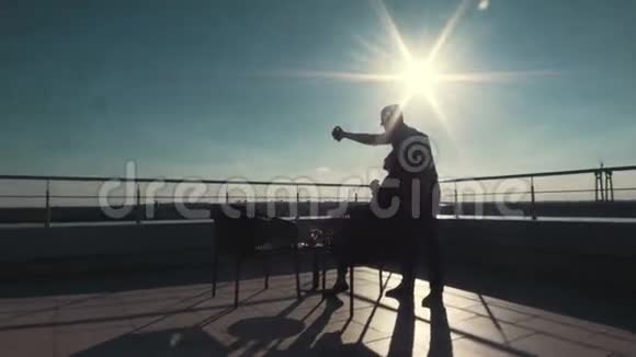 一对情侣在摩天大楼屋顶上自拍视频的预览图