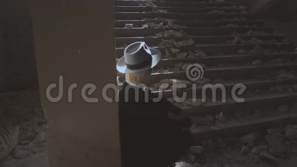 戴帽子的女孩走在被毁的大楼里视频的预览图