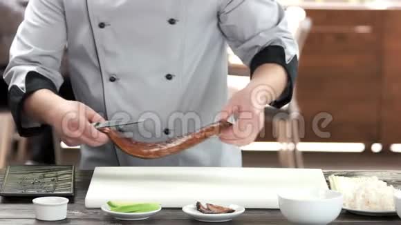 寿司厨师切烟熏鳗鱼视频的预览图