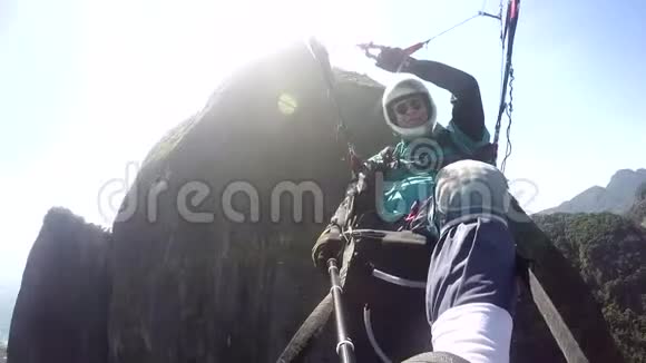 滑翔伞飞行员身体残疾视频的预览图