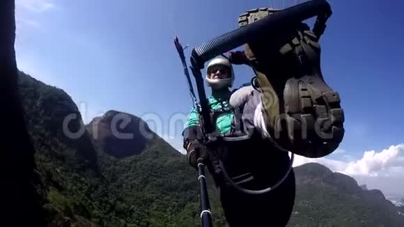 滑翔伞飞行员身体残疾视频的预览图