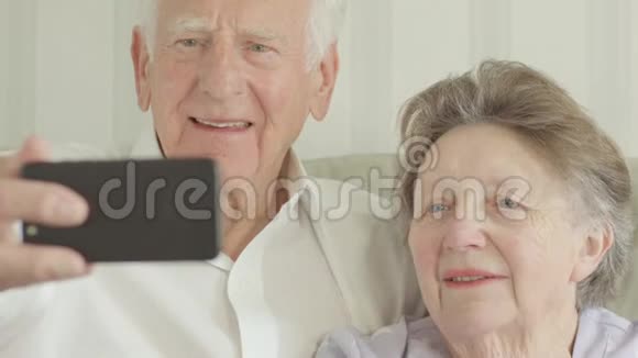 年长夫妇吃自拍视频的预览图