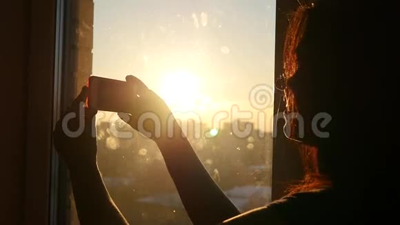 美丽的女孩在日落时做自拍窗口高清视频的预览图
