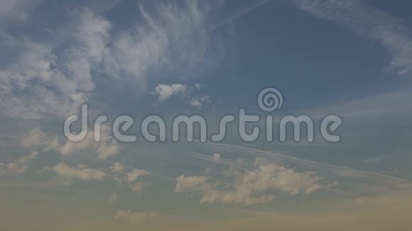 天上的云加速视频加泰罗尼亚的西班牙夏日天空视频的预览图