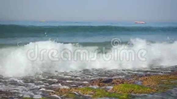海滩附近溅起碧波的美丽景色视频的预览图