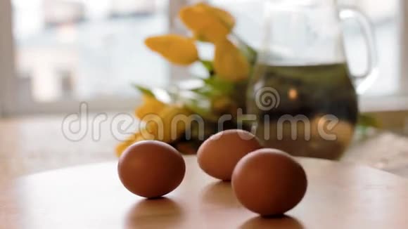 生鸡蛋和煮鸡蛋在桌上旋转复活节新鲜食材特写视频的预览图
