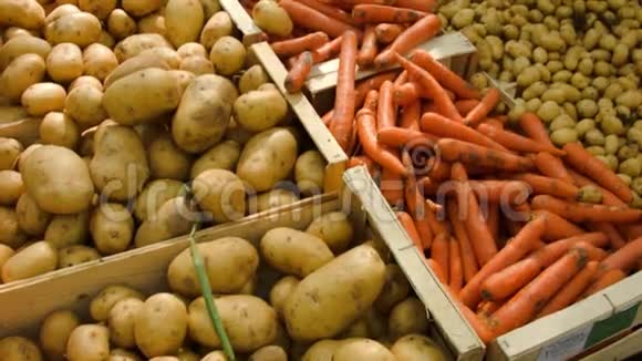 农贸市场的胡萝卜和土豆视频的预览图