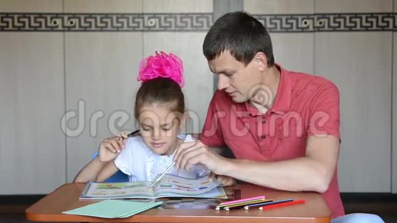一年级的女孩和爸爸决定教科书中的逻辑问题视频的预览图
