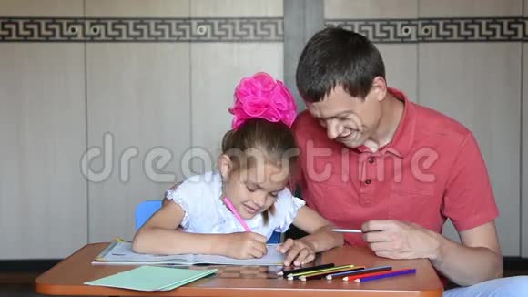 一年级的女孩依靠他的手指做教皇的家庭作业视频的预览图