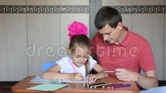 女孩和父亲一年级学生快乐地完成作业视频的预览图