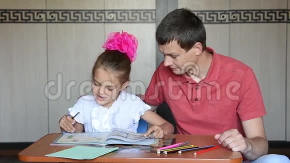 女儿和爸爸叶的教科书选择要执行的工作视频的预览图