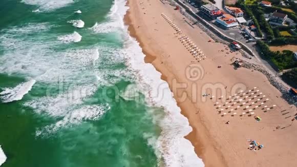 葡萄牙普拉亚格兰德海滩4鸟瞰图大西洋海浪和沙滩视频的预览图