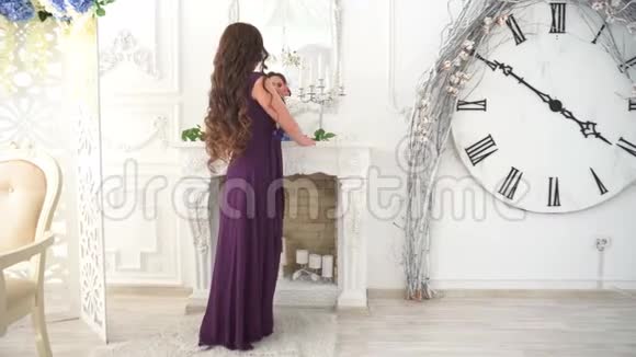 身着晚礼服的女孩在奢华的室内背景上微笑视频的预览图