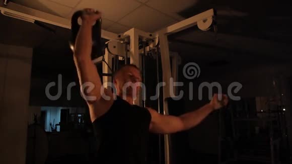 肌肉运动员在健身房举重视频的预览图