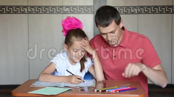 女孩一年级生选择合适的导师铅笔完成任务视频的预览图