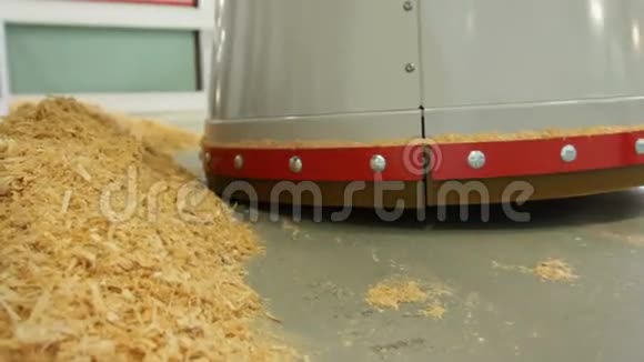 农业机器人从谷仓中移除干草农民的高技术视频的预览图