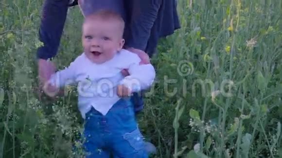 婴儿学会在油菜田里行走慢动作视频的预览图