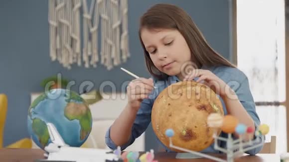 艺术家教育之家创意儿童画空间星球视频的预览图