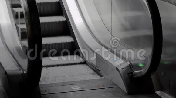 地下通道的自动扶梯视频的预览图