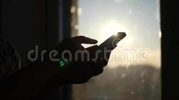 写一些东西在手机屏幕上的日落背景与美丽的倒影4k视频的预览图