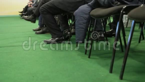 农业研讨会期间听众坐在新闻大厅的椅子上视频的预览图