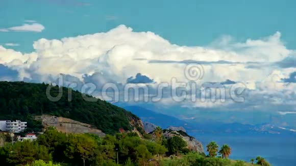 山树海景和云的时间间隔视频的预览图