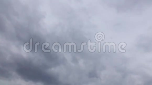暴风雨过后乌云在灰色的天空中逼近视频的预览图