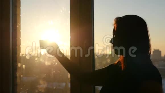 美丽的女孩直着头发在日落时做自拍窗口慢动作视频的预览图