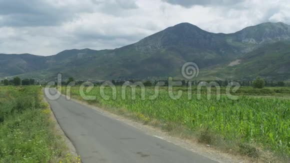 种田之间的乡村道路视频的预览图