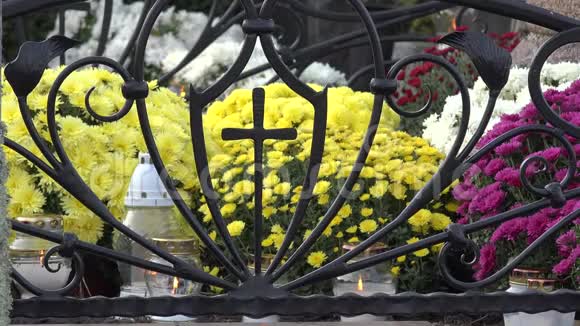 墓园金属十字中的淡黄菊花4K视频的预览图