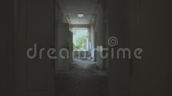 戴帽子的女孩走在被毁的大楼里视频的预览图