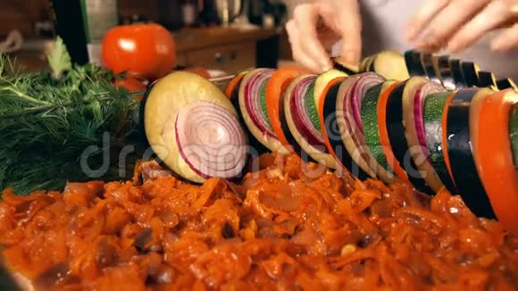 把切好的蔬菜放进玻璃锅里业余烹饪拉塔图耶在家健康饮食和混合概念4K视频的预览图
