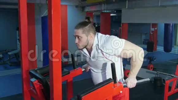 肌肉男在健身房做体重运动视频的预览图