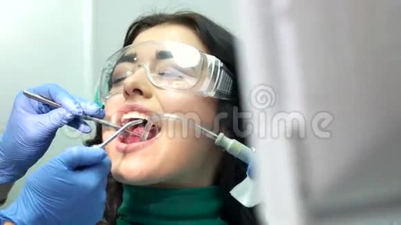 牙医用水注射器视频的预览图