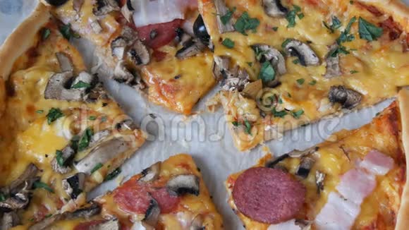 许多匹萨都有不同的馅橄榄鸡肉蘑菇奶酪培根腊肠青菜视频的预览图