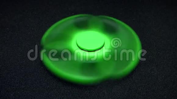 明亮的绿色坐立不安的手指旋转在黑暗的背景视频的预览图