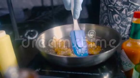 厨师在锅中倒入酱虾视频的预览图