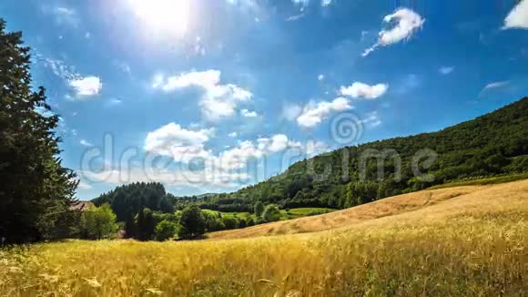 时间推移乡村景观日落和移动的云过山和麦田托斯卡纳视频的预览图