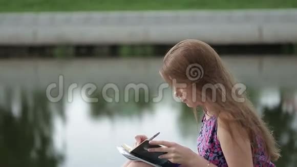 河边写的小女孩视频的预览图