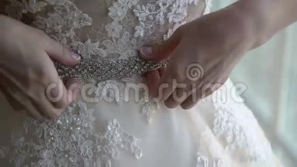 新娘在婚纱上系腰带视频的预览图