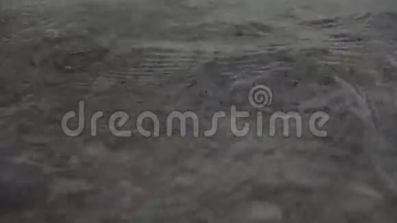 海浪在晚上摇动沙子视频的预览图