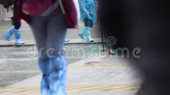 在威尼斯的洪水中戴塑料步态的人视频的预览图