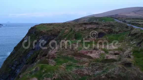 在爱尔兰海岸的瓦尔缺席岛上空飞行视频的预览图