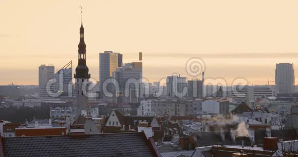 塔林爱沙尼亚欧洲晨曦中的城市景观旧城和现代城市著名地标的热门地方视频的预览图