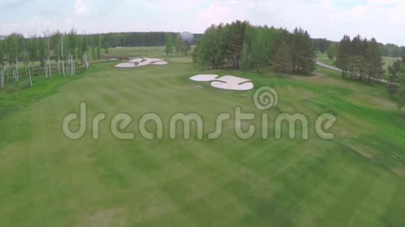 空中高尔夫球场有华丽的绿色和沙坑高尔夫球场的鸟瞰景观有华丽的绿色和池塘高尔夫球场视频的预览图
