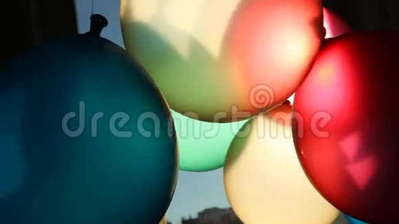 彩色气球在背景上以阳光作为庆祝概念视频的预览图