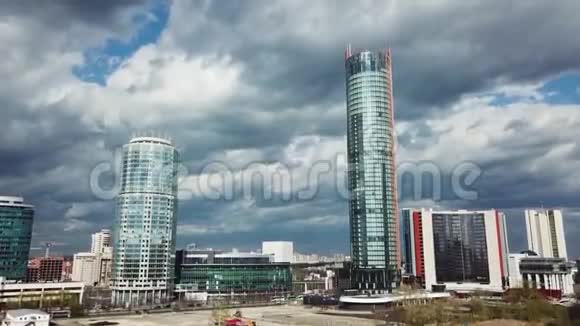 阴天建房库存城市摩天大楼的景色视频的预览图