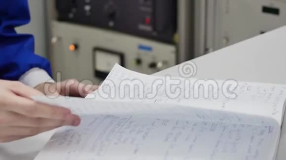 手叶通过笔记本科学概念在后台实验室里用手翻阅科学笔记本视频的预览图