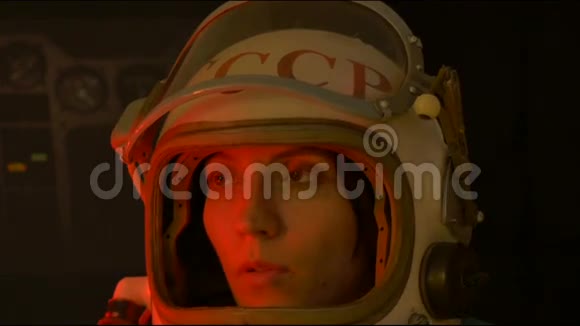 带头盔的俄罗斯宇航员视频的预览图