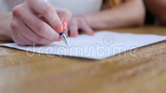 女孩写在床单上的特写视频的预览图